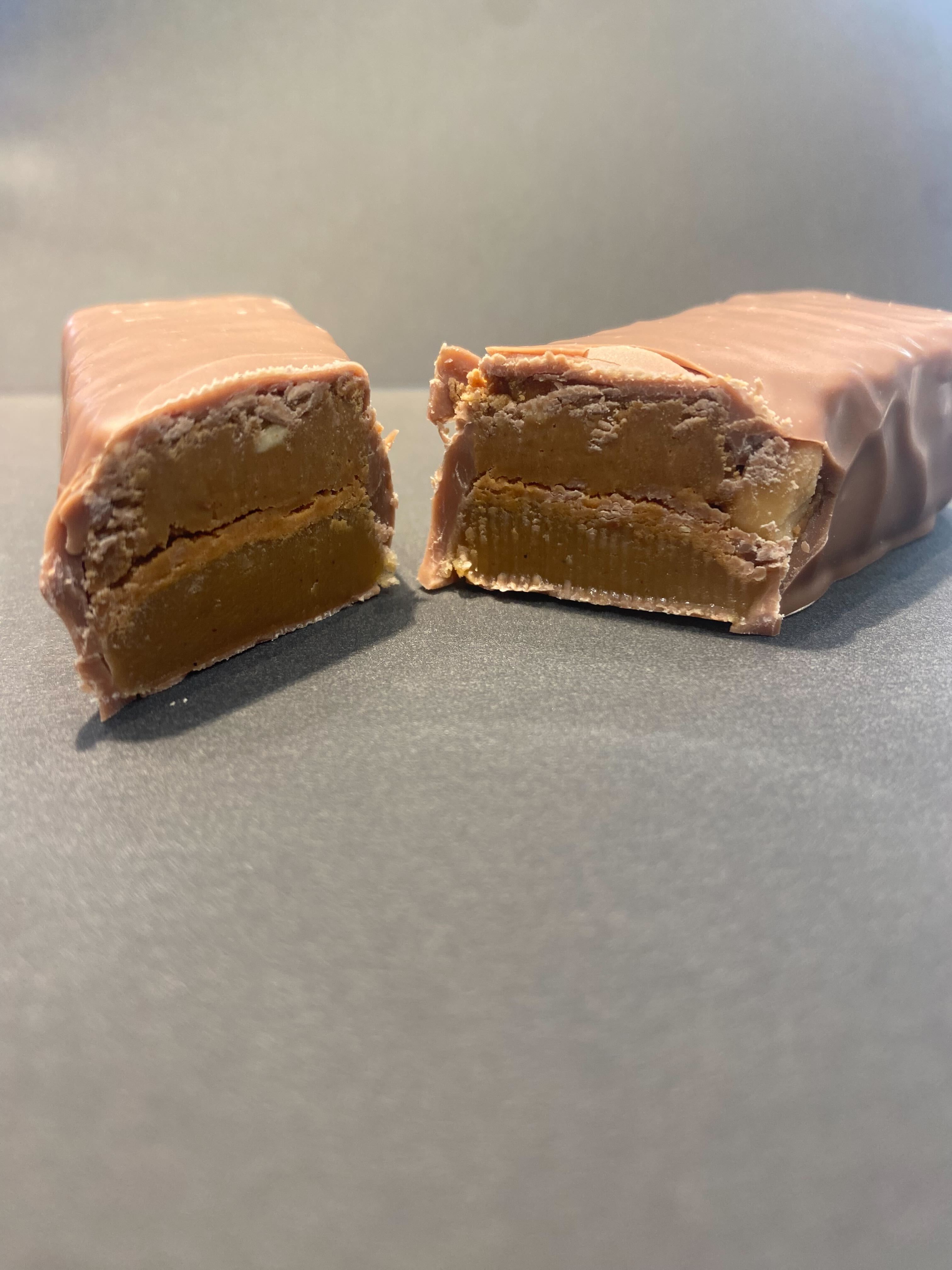 barre chocolatée caramel et cacahuètes